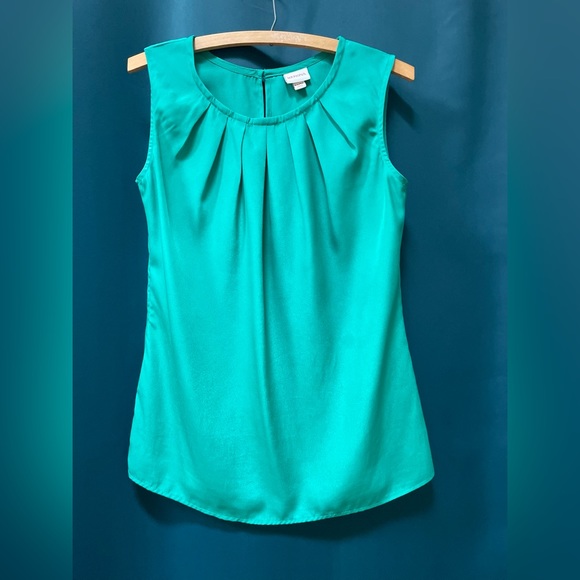 XS Emerald Green Sleeveless Silky Top - Picture 2 of 4